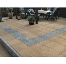 Terrasse mit Pflastersteinen und Sitzbereich im Freien