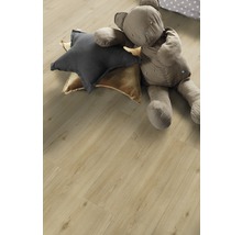 Heller Holzboden mit Stofftier und Kissen