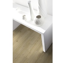 Helle Holzbodenfliesen mit weißen Dekorationsvasen auf einem weißen Tisch