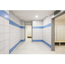 Flur mit Fliesenwänden und Spindraum im Hintergrund