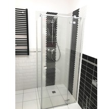 Begehbare Dusche mit Glasabtrennung und schwarzem Heizkörper im Badezimmer.