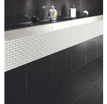 Badezimmer mit schwarzen Fliesen und weißen Mosaikfliesen