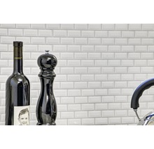 Helle, rechteckige Fliesen im Küchenbereich