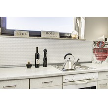 Küchenszene mit Fliesenwand, Herd und Dekoration