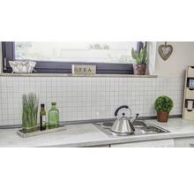 Küchenszene mit Küchenutensilien und Dekorationen auf einer Arbeitsplatte