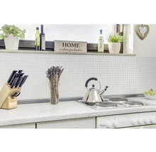 Küchenszene mit Küchenutensilien und Dekorationen auf einer Arbeitsplatte