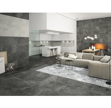 Wohnzimmer mit Sofa, Esstisch und Küche mit Boden- und Wandfliesen in Steinoptik