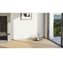 Heller Raum mit Holzboden, Terrassentür und Dekoration