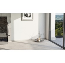 Innenraum mit Fliesenboden, Grillplatz und Schiebetür zum Garten