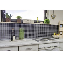 Küchenszene mit Mosaikfliesenwand, Dekorationen und Küchengeräten