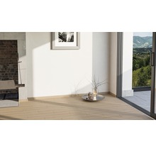 Heller Raum mit Steinwand, Kunstwerk und Holzfliesenboden