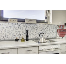 Küchenszene mit Mosaikfliesen, Kochfeld, Wasserkocher und Küchenutensilien