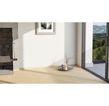 Innenraum mit Keramikfliesen in Holzoptik, Kamingrill und Terrassentür