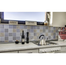 Küchenszene mit Fliesen, Kochfeld und Küchenutensilien