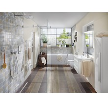 Badezimmer mit Dusche, Badewanne, Waschbecken und Toilette im hellen Design