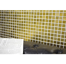 Wand mit Mosaikfliesen