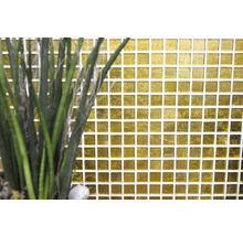 Goldfarbene Mosaikfliesen mit Pflanzen