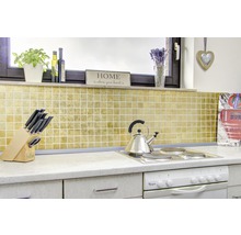 Küchenszene mit Mosaikfliesen, Herd und Küchenutensilien