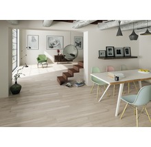 Heller Wohnraum mit Holzbodenfliesen, Esstisch und Treppe