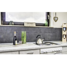 Küchenszene mit Mosaikfliesen, Herd, Kochutensilien und Dekorationen