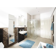 Helles Badezimmer mit Dusche, Waschbecken und Spiegel