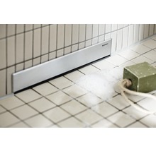 Bodenebene Duschrinne mit Geberit Logo im Badezimmer.