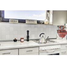 Küchenszene mit Küchenutensilien auf der Arbeitsplatte