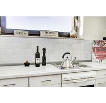 Küchenszene mit Kochfeld, Wasserkocher und Dekorationen auf der Arbeitsplatte