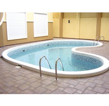 Schwimmbad mit Treppe und Fliesen