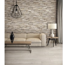 Heller Wohnraum mit Couch, Tisch und Wandverkleidung in Holzoptik.