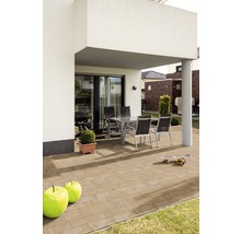 Terrasse mit Pflastersteinen, Gartentisch und Stühlen