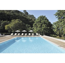 Swimmingpool mit Liegestühlen und Sonnenschirmen