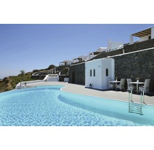 Außenansicht eines Hotels mit Pool, Sitzgelegenheiten und weißer Fassade