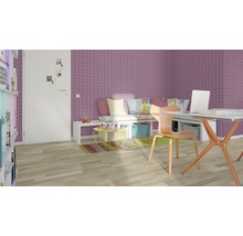 Büro mit Schreibtisch, Stuhl und violetter Wandtapete.