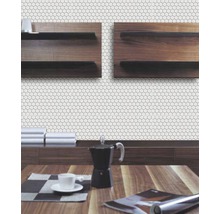 Szene mit weißen Mosaikfliesen an der Wand, Regalen und Holztisch