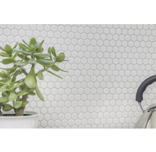 Nahaufnahme von sechseckigen Fliesen an einer Küchenwand.