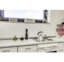 Küchenszene mit Spüle, Herd, Fliesen und Dekoration