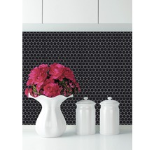 Wandgestaltung mit sechseckigen Fliesen, Blumenvase und Vorratsdosen