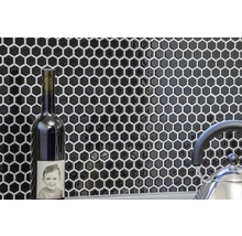 Wandgestaltung mit Mosaikfliesen in Sechseckform als Fliesenspiegel