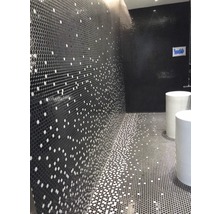 Badezimmer mit Mosaikfliesen an Wand und Boden