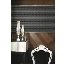 Szene mit sechseckigen Mosaikfliesen an der Wand, kombiniert mit einem Beistelltisch und einem Stuhl