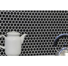 Wandgestaltung mit Mosaikfliesen in sechseckiger Form und Teekannen