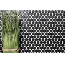 Wand mit sechseckigen Mosaikfliesen und Dekoration