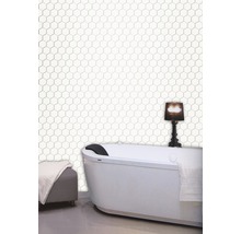 Badezimmer mit freistehender Badewanne und sechseckigen Fliesen an der Wand