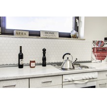 Küchenszene mit Kochfeld, Teekessel und Dekoration