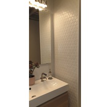 Badezimmer mit Waschbecken, Spiegel und sechseckigen Fliesen