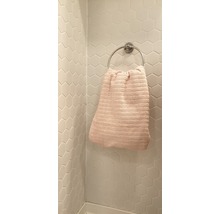 Handtuchhalter mit Handtuch an Wandfliesen