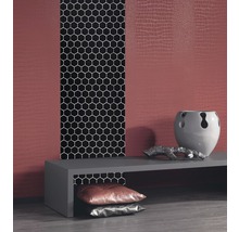 Raumgestaltung mit Tapeten in Kroko Optik und sechseckigen Mustern, graues Lowboard mit Dekoration und Kissen