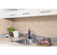 Küchenszene mit Spüle, Armatur, Mosaikfliesen und Küchenutensilien