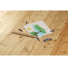 Holzboden mit Kinderzeichnung, Wachsmalstiften und Lineal